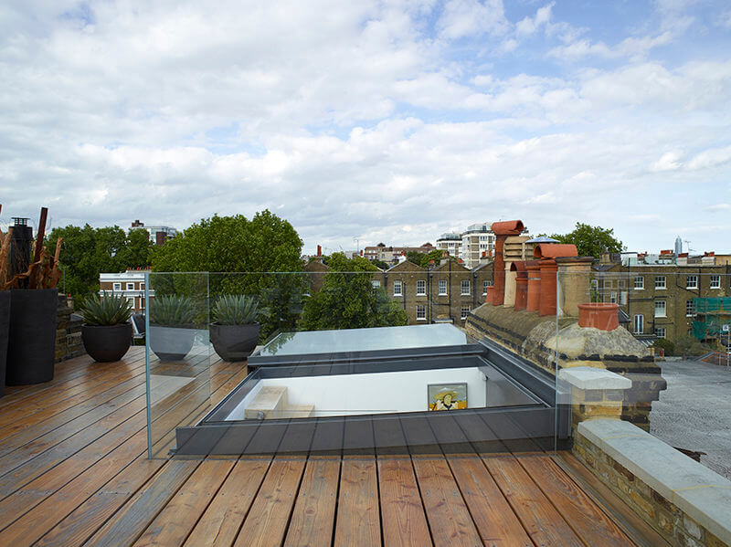 Das Ausstiegfenster 'Sliding over Roof' sorgt dafür, dass die Terrasse zugänglich ist.