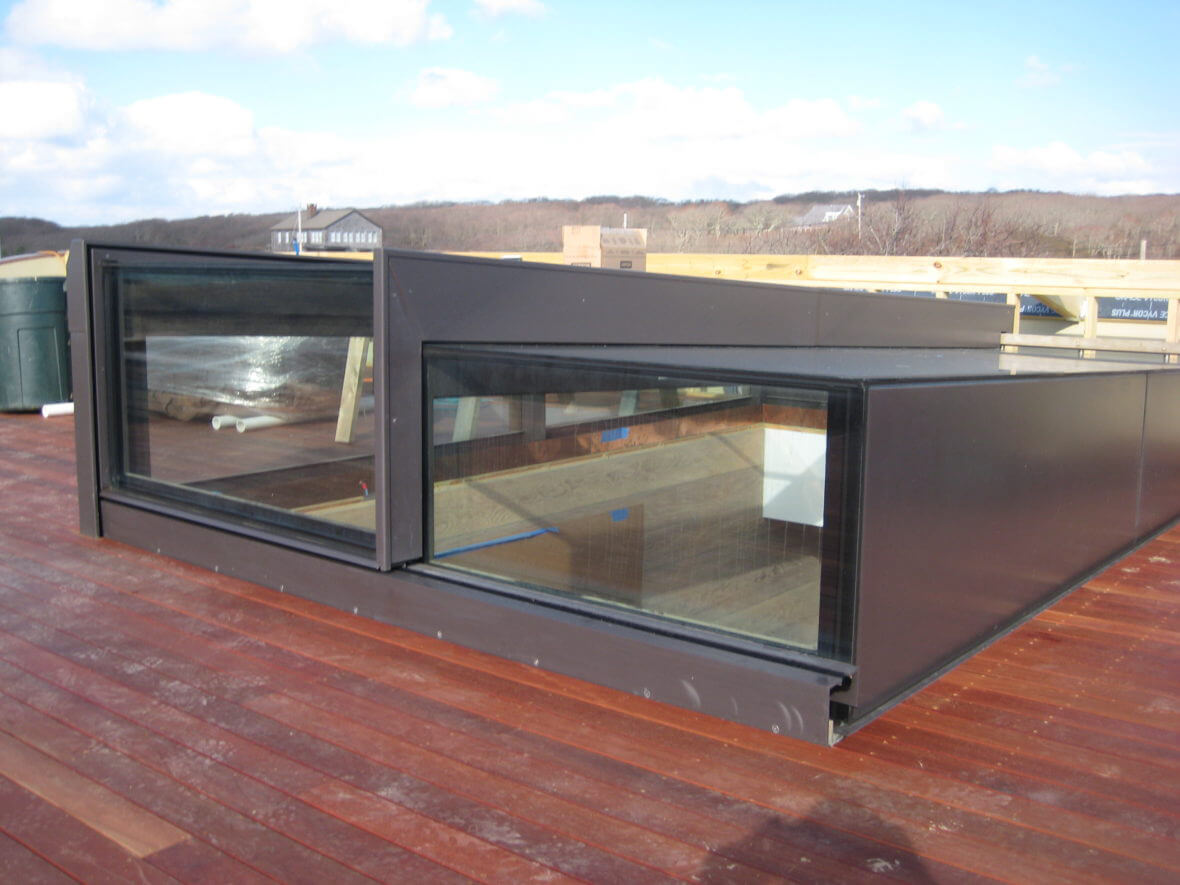 Kundenspezifisches Ausstiegsfenster (Sliding Rooflight) bei der Installation: