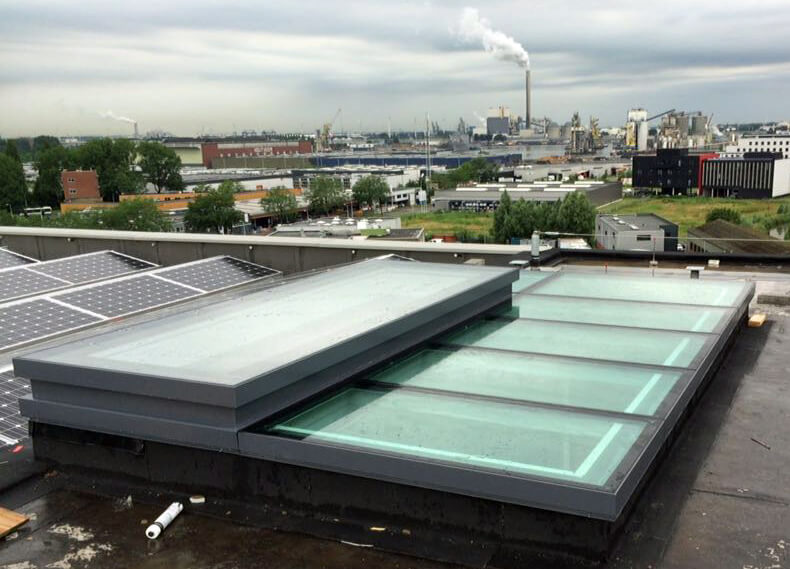 Glasdach mit Zugang zur Dachluke von Skydoor auf dem Superloft Amsterdam